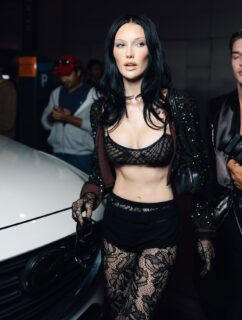 Queen @meredithduxbury wears the Gaia Crop top. 🖤 Re-Stock coming sooon