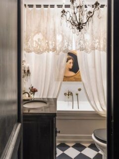 It’s a yes. #meetmeinthebathroom