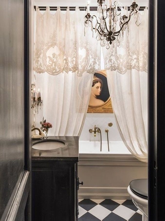 It’s a yes. #meetmeinthebathroom