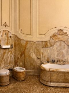 A bathroom we deserve 🚽